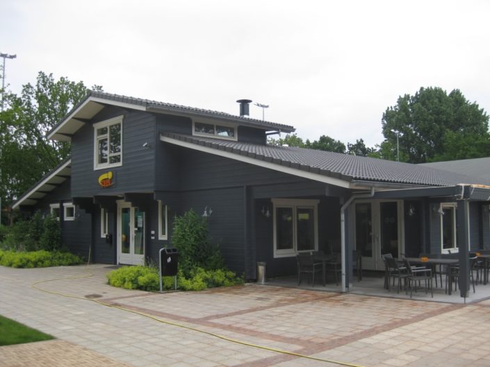 Houten clubhuis 3246