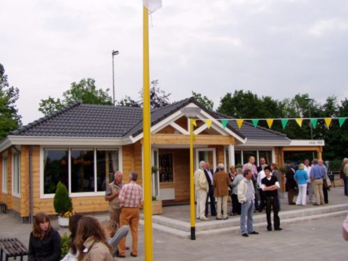 Houten clubhuis 3437