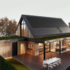 Een moderne Finnhouse met driehoekig dak en zonnepanelen, grote ramen en houten gevelbekleding. Groen dak op plat gedeelte, houten terras met eettafel. Weelderige tuin omzoomd door hagen. - Finnhouse